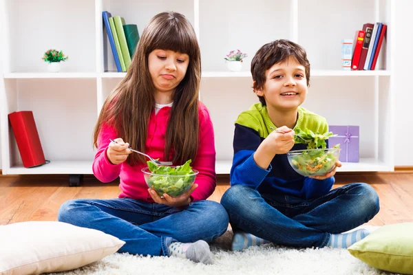 Kleines Mädchen und kleiner Junge müssen Gemüse essen — Stockfoto