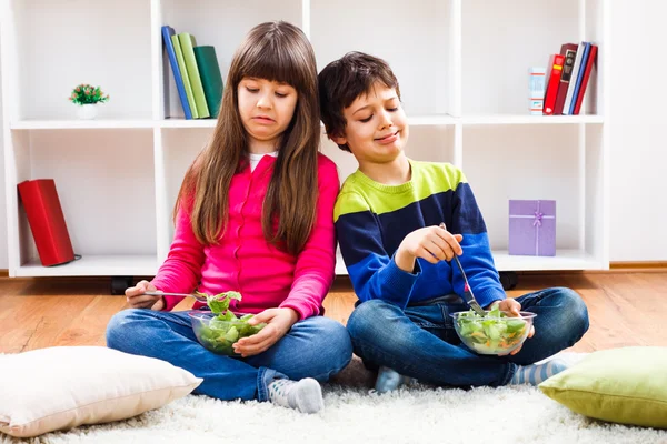 Liten pojke och liten flicka äter hälsosamt — Stockfoto