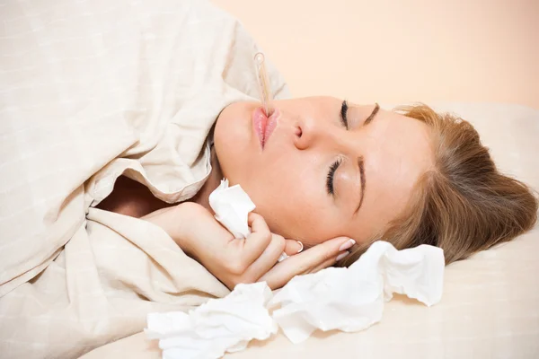 Mujer está comprobando temperatura — Foto de Stock