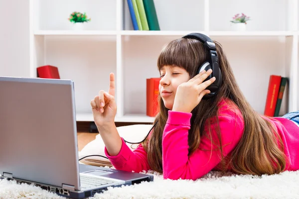 Dziewczynka słuchająca muzyki — Zdjęcie stockowe