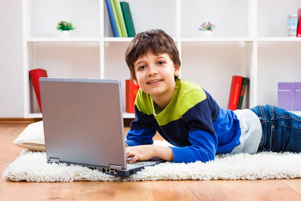 Lille dreng ved hjælp af laptop - Stock-foto