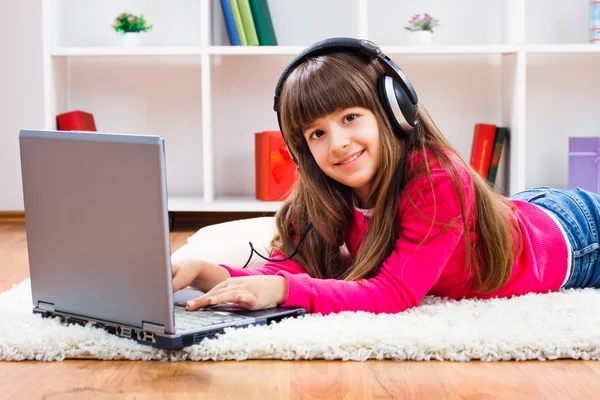 Bambina utilizzando il computer portatile — Foto Stock