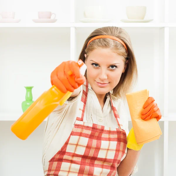 Huisvrouw is klaar voor het reinigen — Stockfoto