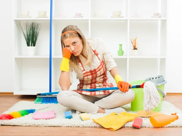 Hausfrau hat genug vom Putzen — Stockfoto