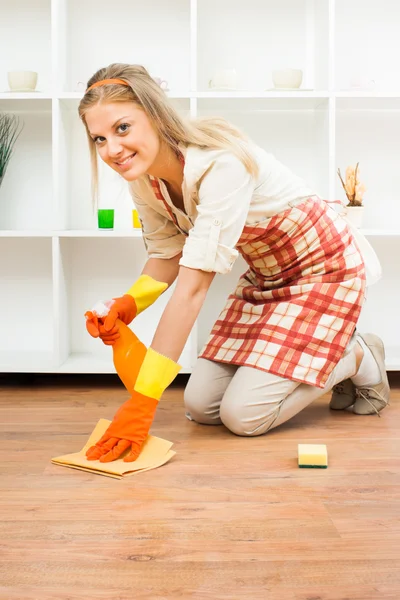 Huisvrouw geniet voor het reinigen — Stockfoto