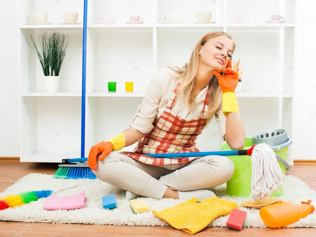 Убирать дом. Уборка в доме. Включи прибрать. Женщина убирает. Убираться в доме.