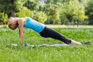 Parkta egzersiz yapan kadın.