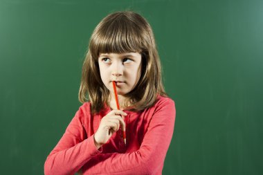 küçük kız düşünme