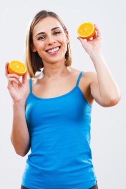 Kadın Portakal dilim tutuyor