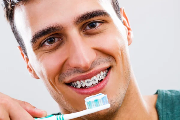 Hombre sosteniendo cepillo de dientes — Foto de Stock