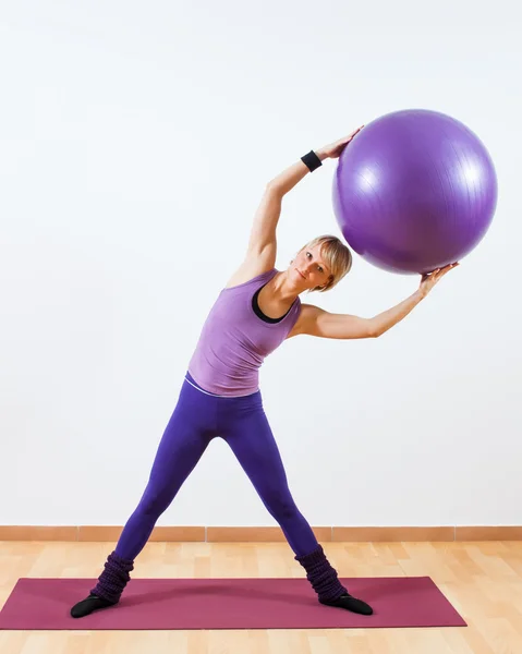 Mujer haciendo ejercicios de pilates — Foto de Stock