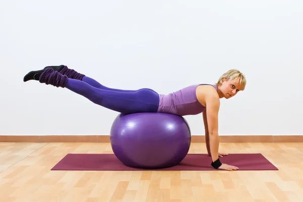 Frau macht Pilates-Übungen — Stockfoto