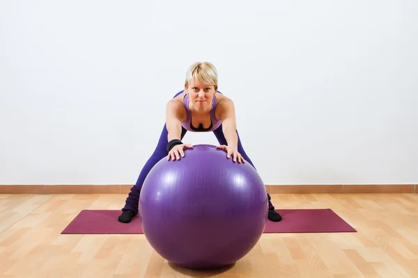 Frau macht Pilates — Stockfoto