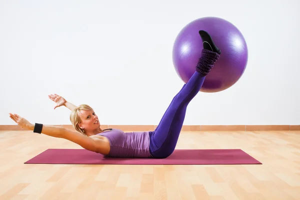 Frau macht Pilates — Stockfoto