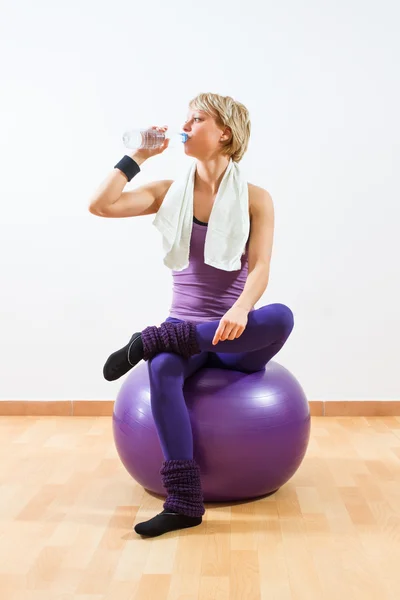 Mujer agua potable — Foto de Stock