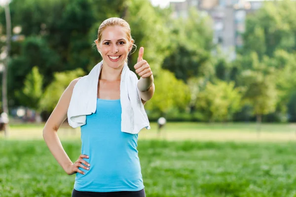 Frau steht im Park — Stockfoto