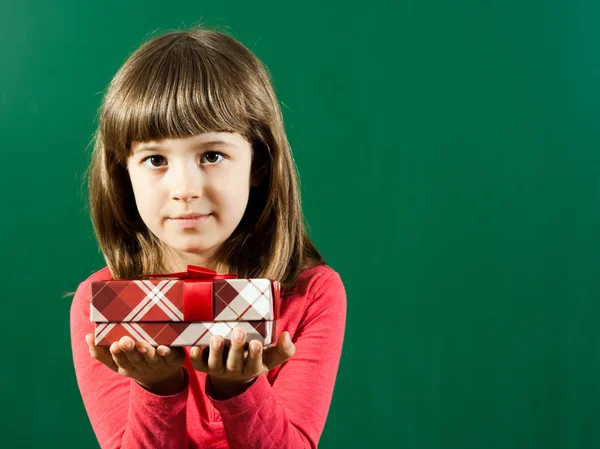 Kleines Mädchen mit Geschenkbox — Stockfoto