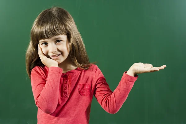 Ragazzina mostrando qualcosa — Foto Stock