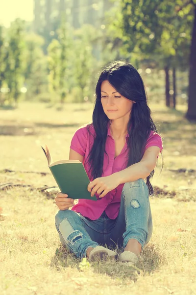 Mulher está lendo um livro e desfrutar em seu tempo livre — Fotografia de Stock