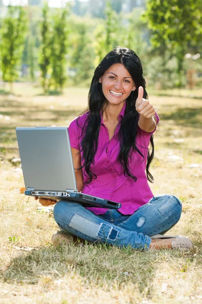 Vrouw met laptop — Stockfoto