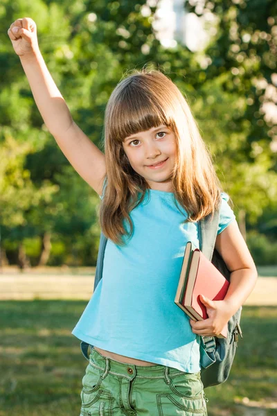 Portrait de mignonne petite écolière dans le parc — Photo