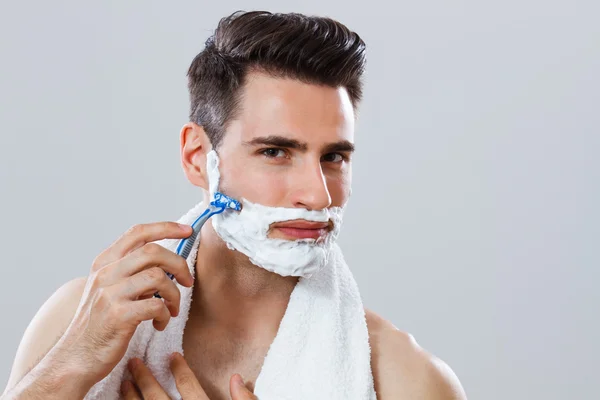 Handsome man shaving — Stock Photo, Image