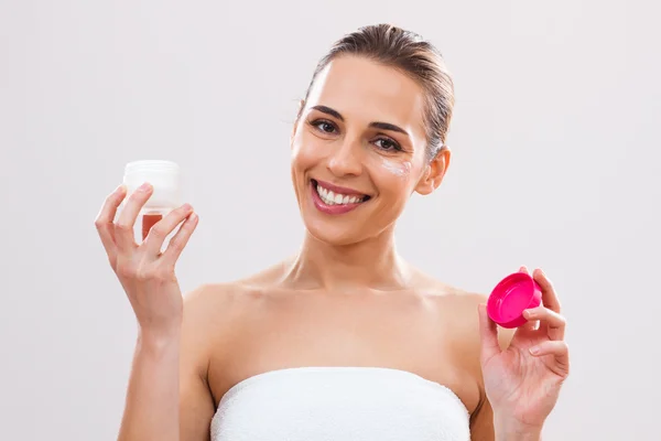 Kvinna ansöker lotion på läpparna. — Stockfoto
