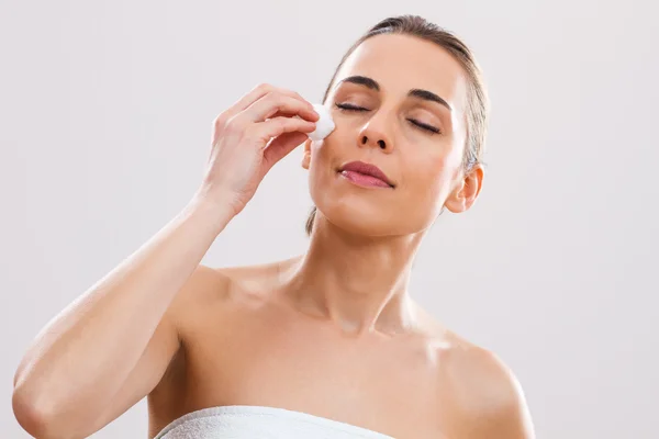 Vrouw is het reinigen van haar gezicht — Stockfoto