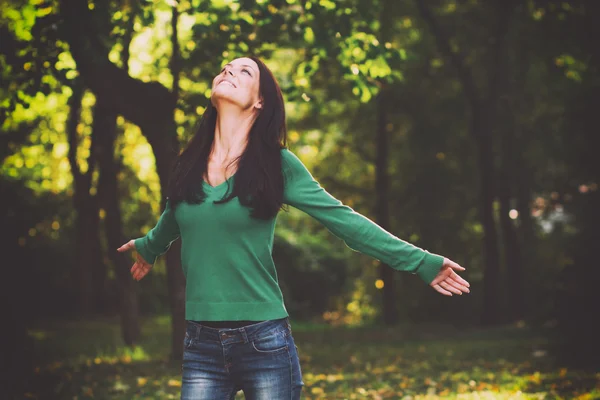 Mujer disfruta en la naturaleza — Foto de Stock