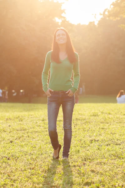 Mulher gosta de andar no parque — Fotografia de Stock