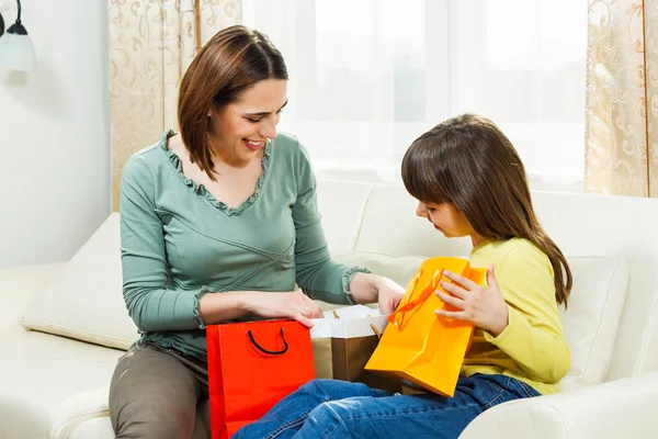 Matka i córka siedzi na kanapie po zakupy — Zdjęcie stockowe