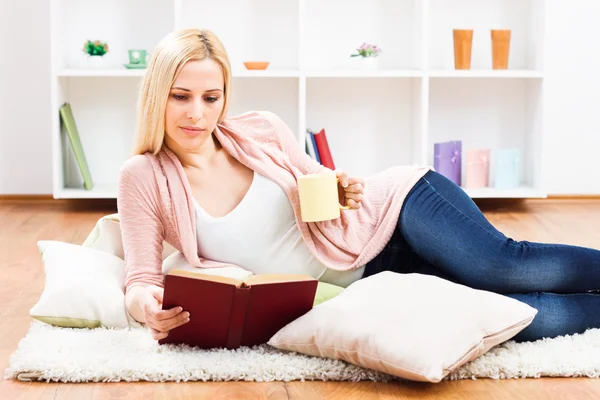 Kobieta, picie herbaty i czytanie książek — Zdjęcie stockowe