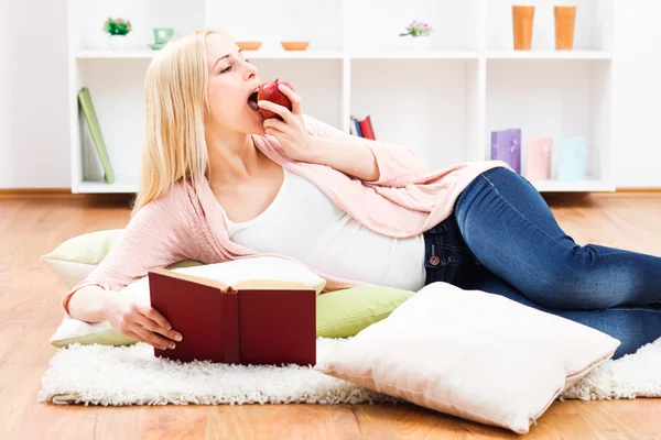 Mujer disfrutar en su tiempo libre y comer manzana — Foto de Stock