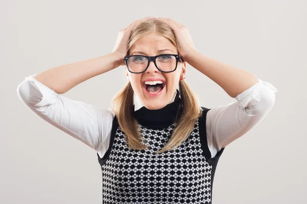 Nerdy vrouw is zeer gefrustreerd vanwege iets wat — Stockfoto