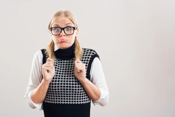 Ładny nerdy kobieta jest bardzo smutne, bo na coś — Zdjęcie stockowe