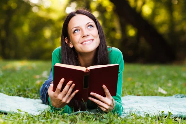 La donna sta pensando a qualcosa. — Foto Stock