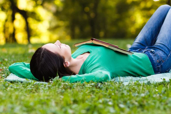 Woman sleeping in nature — Stock Photo, Image