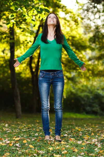 Mujer disfruta en la naturaleza — Foto de Stock