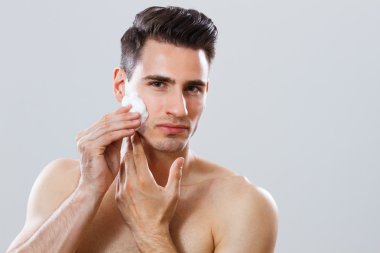 yakışıklı erkek tıraş