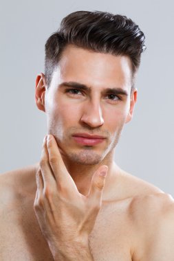 çekici bir genç adam