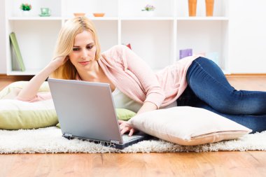 Onun evinde dizüstü bilgisayar kullanan kadın