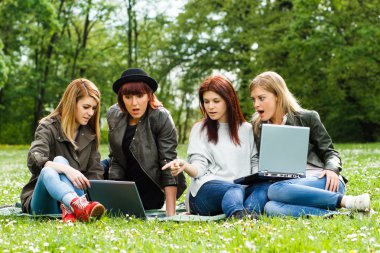 Genç kız çok sürpriz laptop arıyorum