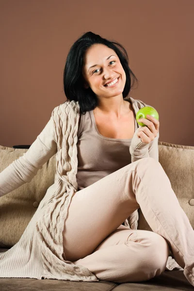 Vrouw bedrijf apple — Stockfoto