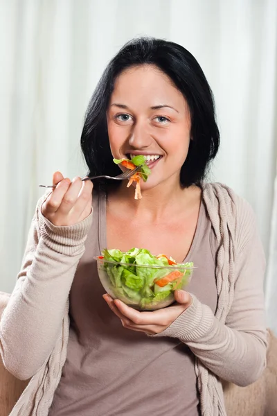 Frau isst Salat — Stockfoto