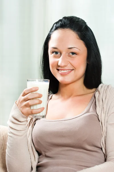 Vrouw met een glas melk — Stockfoto