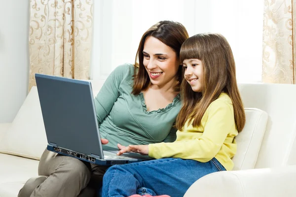 Mother and daughter on sofa — Stock Photo, Image