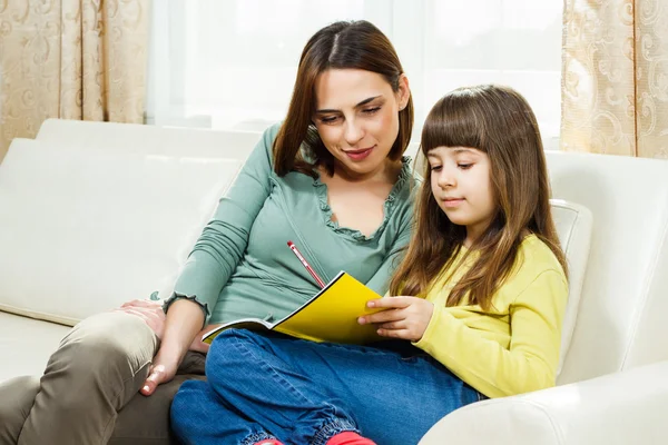 Mor och dotter på soffa — Stockfoto