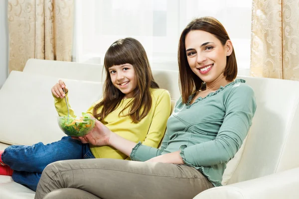 Moeder en dochter op sofa — Stockfoto