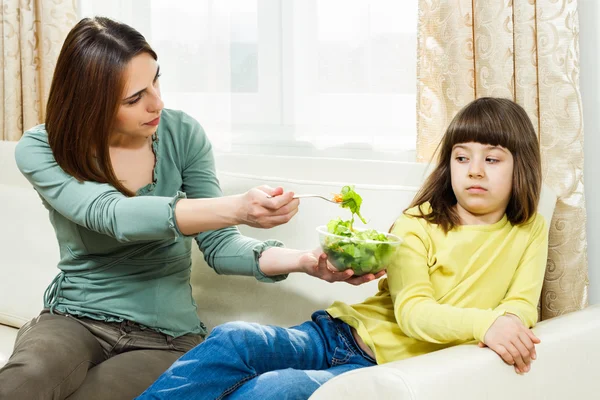 Madre e hija en el sofá — Foto de Stock