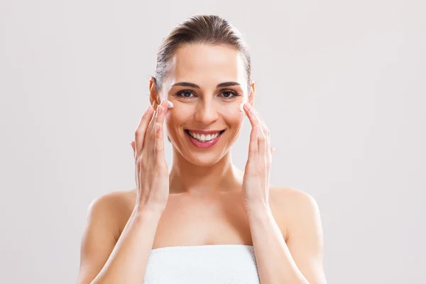 Vrouw is toepassing lotion — Stockfoto